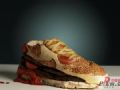 耐克玩推出“�h堡面包”球鞋